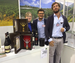 foto di gruppo con i premi nello stand di vini da terre estreme